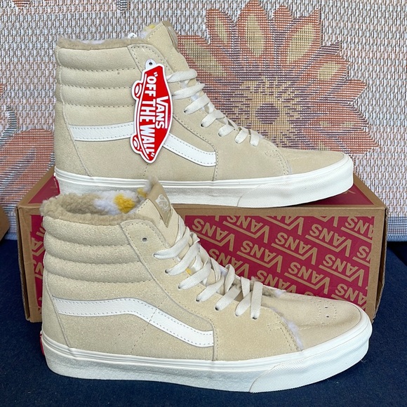 Vans WMNS Sk8-Hi
Cozy Hug Biscotti
VN0A7Q5NBVV
Sneakers - Picture 2 of 16